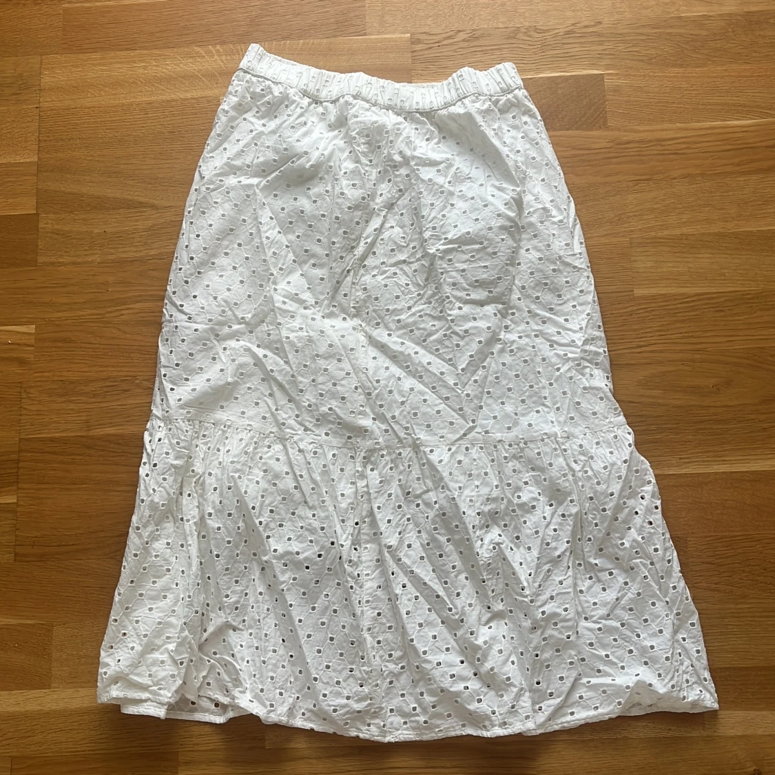 Vit broderad långkjol från Lindex