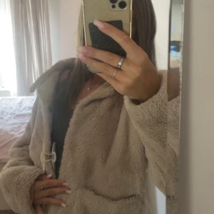 Beige teddyjacka med knäppning - Supermjuk och fluffig beige teddyjacka med stor krage och snygg knäppning framtill, jätte fin till hösten 