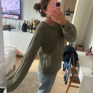 Grön/grå  stickad tröja - Super fin stickad tröja med broderier