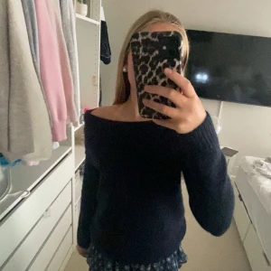 Mörkblå offshoulder stickad tröja 💙 - Mysig mörkblå stickad tröja med offshoulder-modell med långa ärmar. Tröjan är från Gina Young med storlek 146-152, tröjan är nästan helt ny fast utan prislapp. Original pris är 250! Säljs för halva priset+frakt pris kan alltid diskuteras ❤️