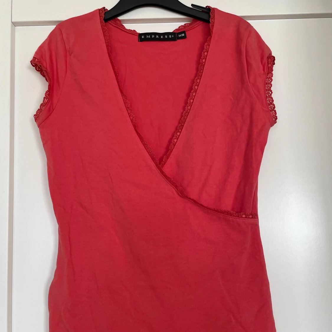 Röd omlottopp med spets från Empress