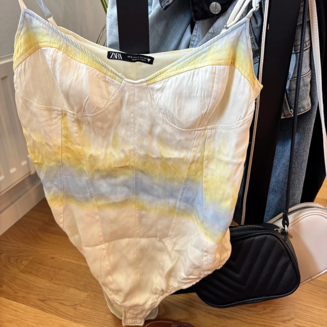 Pastellfärgad korsett-body från Zara - 2