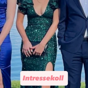 Grön glittrig långklänning med volang - Intressekoll på min balklänning, en magisk grön långklänning med glittriga paljetter, djup v-ringning och volangärmar. Klänningen har en hög slits framtill och figurnära passform, perfekt för bal eller fest. 