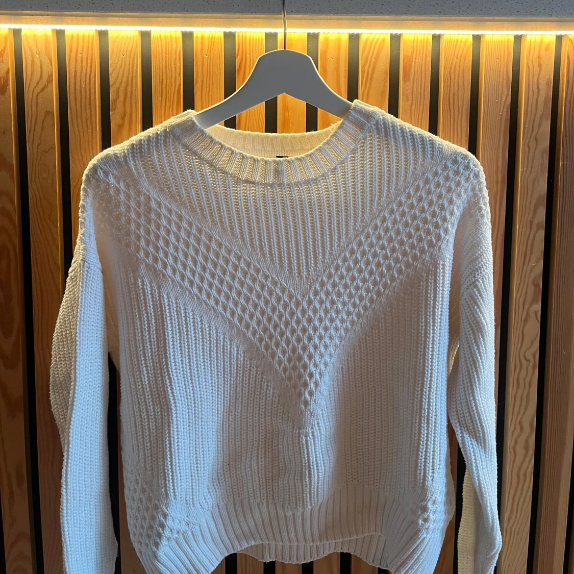 Vit stickad tröja från H&M XS