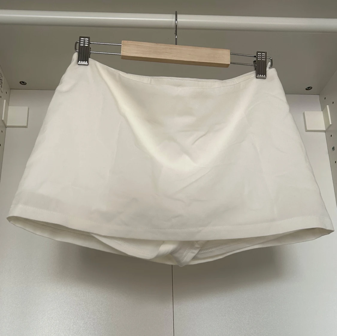 Vit kort kjol med insydda shorts - 1