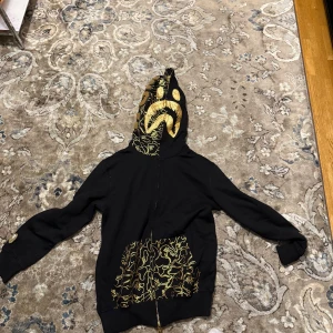 Bape Tröja Guld,Svart - Aldrig använt , super unik, liten i storlek Passar XS och S 