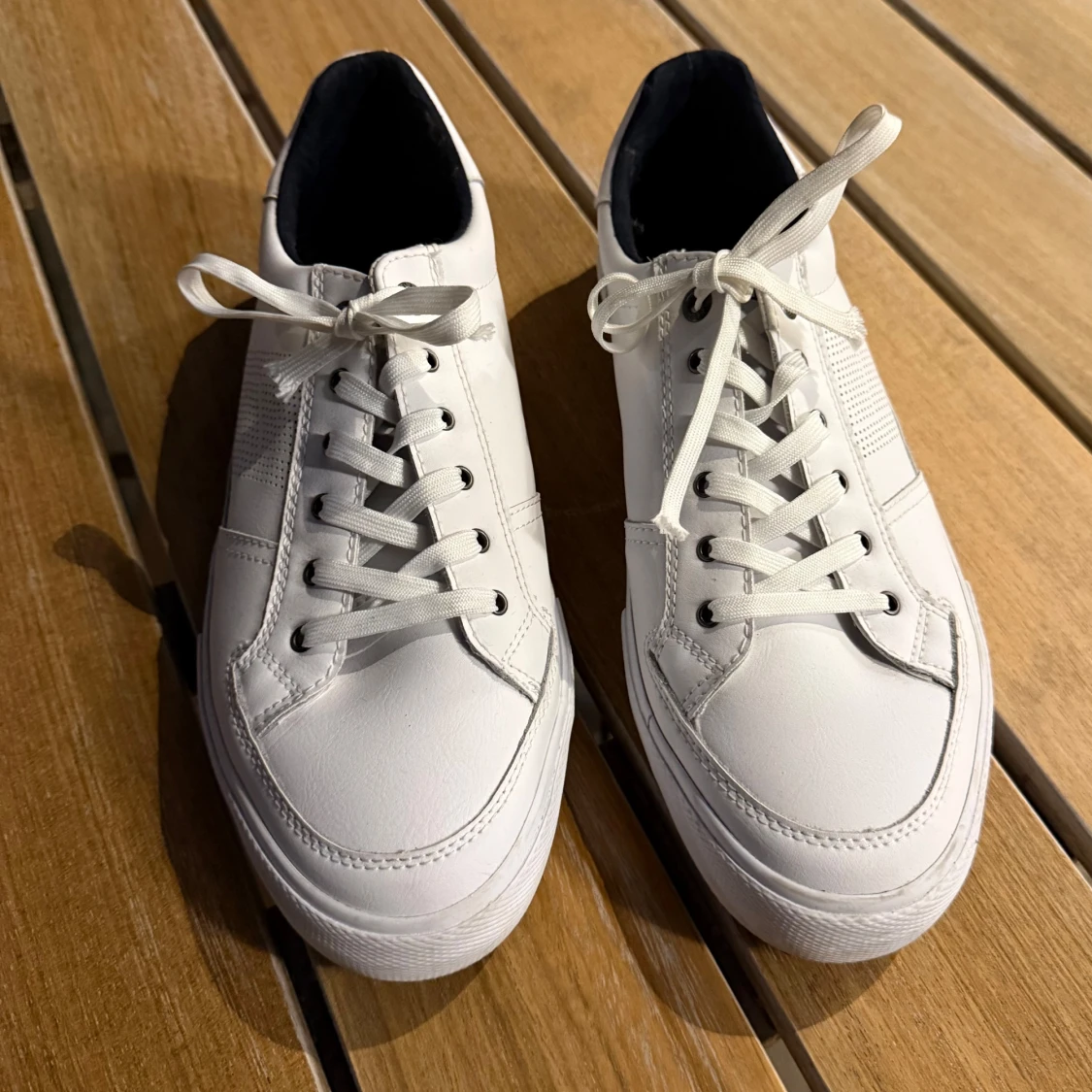 Vita sneakers från Tommy Hilfiger, storlek 40