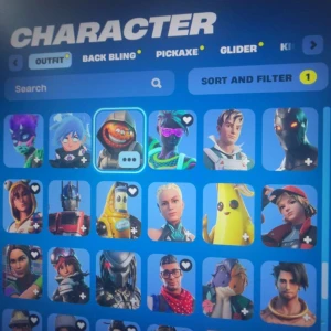 Character - Upptäck en färgstark samling av karaktärer och skins från det populära spelet Fortnite! Perfekt för dig som älskar gaming, samlar på coola outfits och vill inspireras av spelets unika stil. Boken är fylld med bilder på olika karaktärer och deras utrustning. Här är en del av mitt konto kolla resten i mitt plick konto