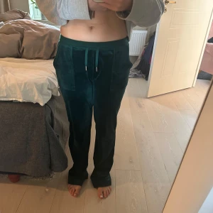 Mörkgröna Juicy Couture  - Säljer mina jätte fina juicy byxor då som inte kommer till användning❤️dom är helt nya aldrig använda bara testade❤️pris kan diskuteras ❤️