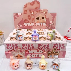 Wild Cotie Cry Baby - En söt samlarbox med 12 stycken 'Wild Cotie Cry Baby'-figurer i olika färger och uttryck. Perfekt för dig som gillar kawaii och unika samlarprylar! Varje figur har en mjuk, fluffig dräkt och ett charmigt ansiktsuttryck. En rolig present eller dekoration till skrivbordet. Säljs 80kr / st. 