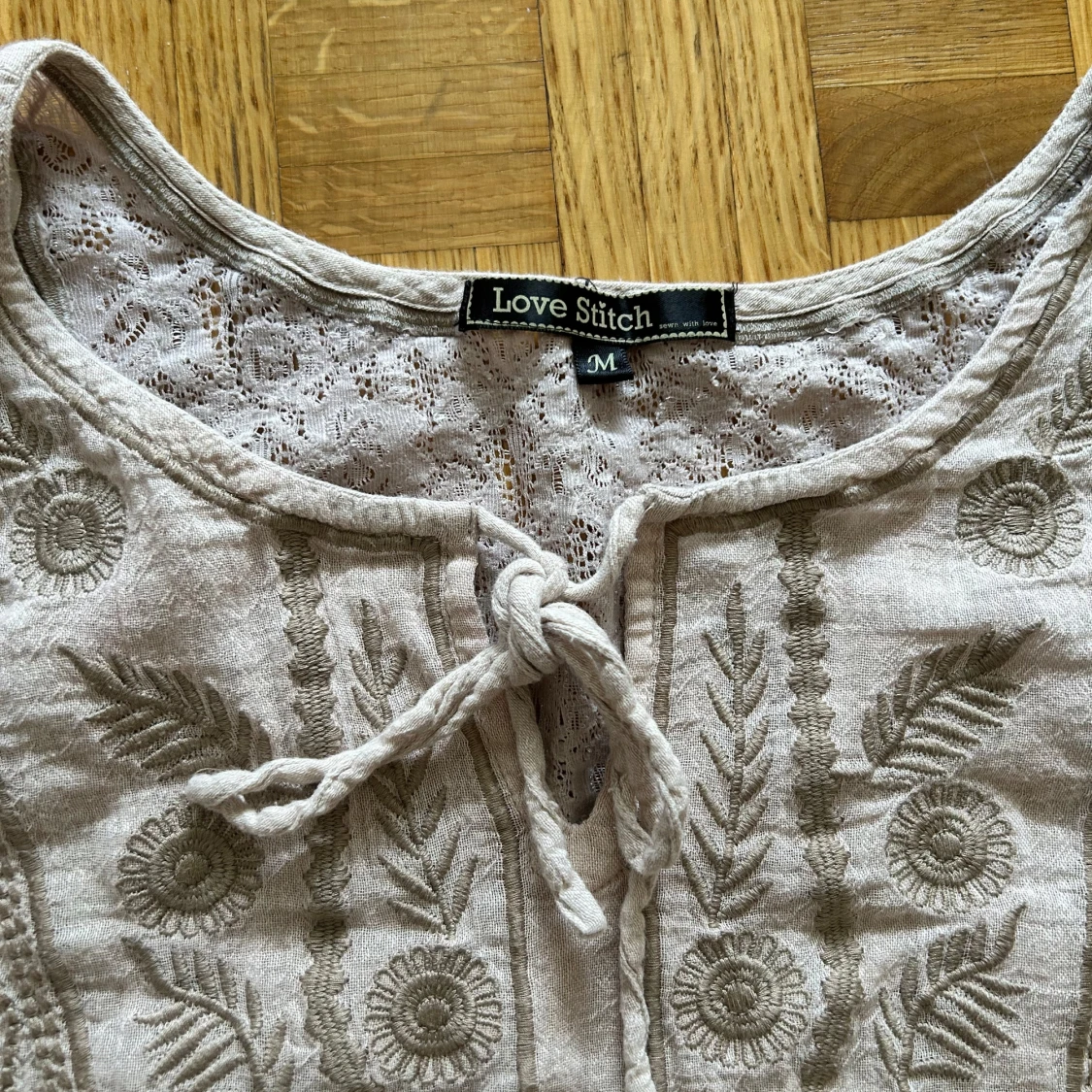 Beige broderad kortklänning Love Stitch - 3