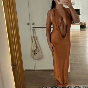 Fest klänning  - En så snygg klänning i en så fin färg. Man knyter den runt halsen. Använd en gång på nyårsafton. 