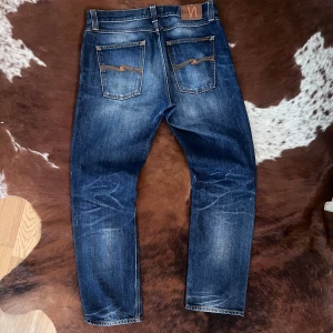 Nudie SharpBengt - Tjena, säljer dessa stört feta Nudie jeans i modellen SharpBengt, jeansen är i fint skick och har riktigt feta fades men finns också lite små fläckar fast det är knappt synligt, Storlek-W34/L32, hör av dig vid funderingar!🙌
