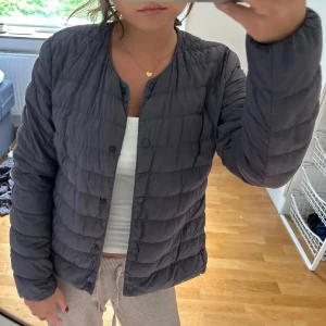 Mörkgrå uniqlo jacka - Säljer en stilren mörkgrå tunn jacka som är perfekt till våren och hösten. Passformen är normal och ärmarna är långa. Enkel och snygg att matcha till allt!