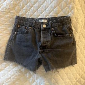 Svarta jeansshorts - Svarta jeansshorts från Gina tricot! Säljer då de tyvärr inte passsr mig💗