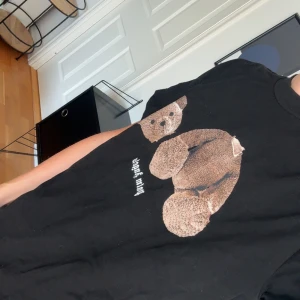 PALM ANGELS T SHIRT - Palm Angeles t shirt i storlek m köpt för 1000kr här på Plick kontakta för minsta fundering 