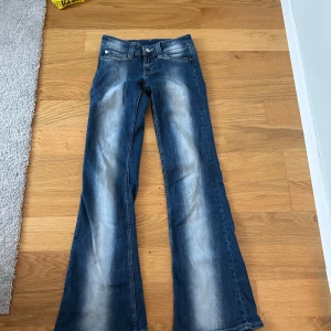 Bootcut jeans från Cheap Monday - Snygga blå bootcut jeans från Cheap Monday med ljus tvätt och logga bak i midjan. Perfekta för dig som gillar retrovibbar och vill ha ett par jeans med lite extra attityd.