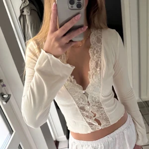 Venderbys  - Liknande pretty luna top från venderbys som bara är använd enstaka gånger och 1 gång av mig, säljer då jag endast använde den en gång på min mösspåtagning och jag inte har nytta av den nu. Vid snabb affär kan jag posta samma dag!💕man ser på knapparna framtil att den ej är från venderbys men förutom knapparna är den identisk! (Säljer en äkta också)