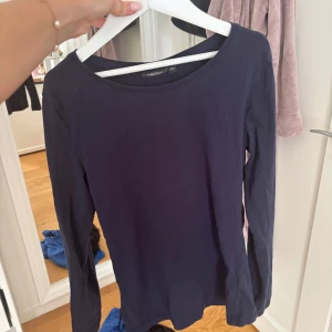 Mörkblå långärmad tröja - En basic mörkblå långärmad tröja från Kappahl. Strl xs. Pris 30 kr. 