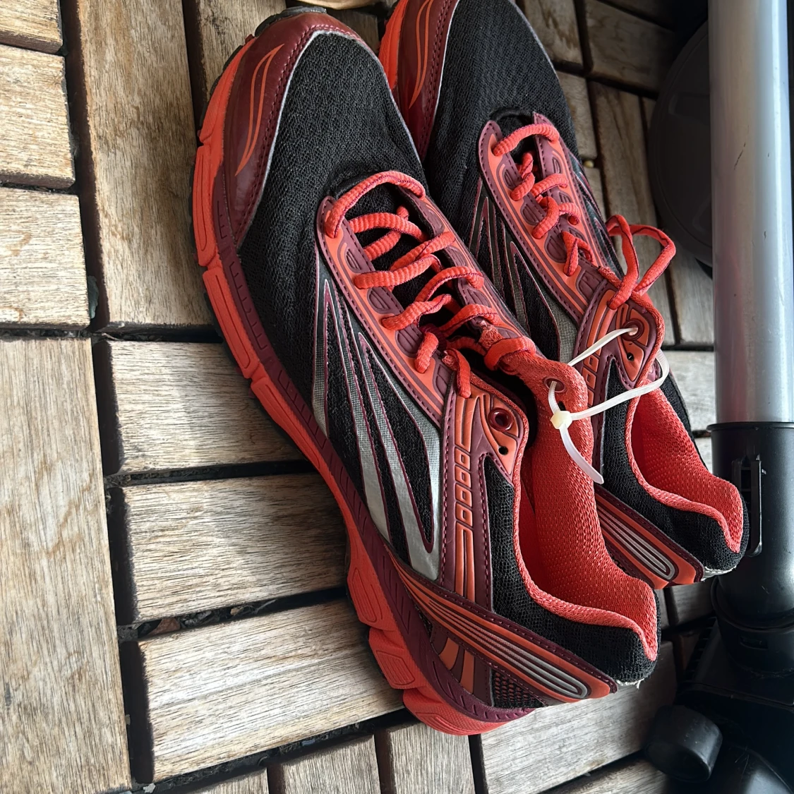 Svarta och röda sneakers från Saucony - 1