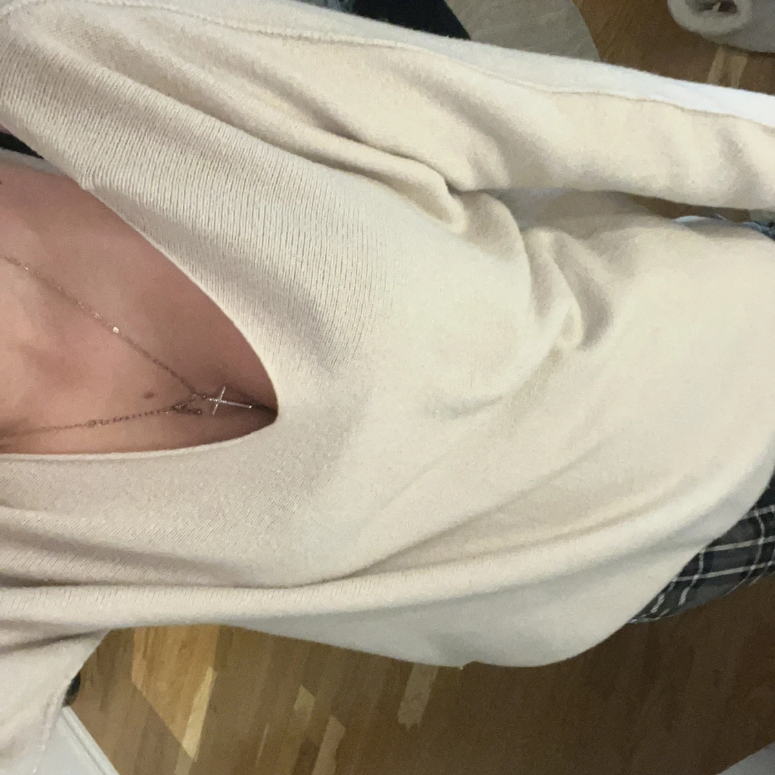 Beige v-ringad tröja från Edith - 4