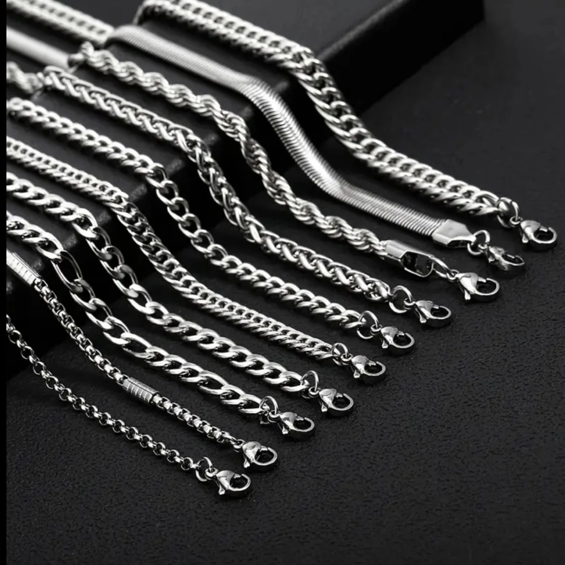 Silverfärgade kedjearmband 70kr st