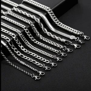 Silverfärgade kedjearmband 70kr st - Flera stilrena armband i silverfärg med olika kedjedesigner, från tunnare länkar till bredare och tvinnade modeller. Perfekt för att matcha för en cool och trendig look. Alla armband har smidiga klolås och glänsande finish. 