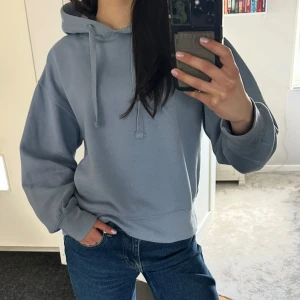 Hoodie från Zara  - Hej!! Jag säljer denna hoodie från Zara som passar en xs-s. Tveka inte att skriva vid frågor och pris kan diskuteras!🤗
