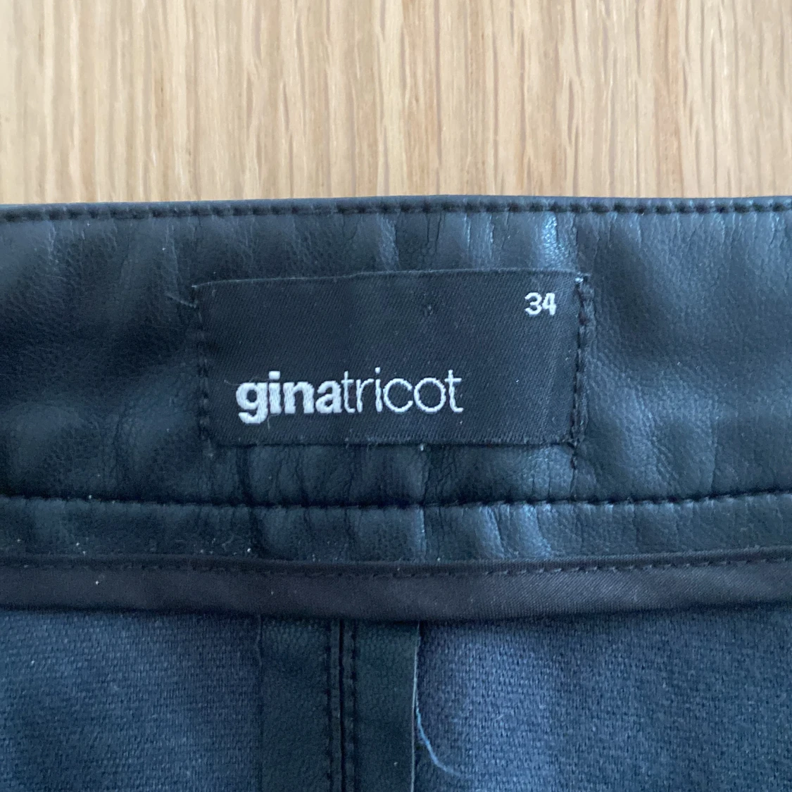Svart skinnkjol från Gina Tricot - 3