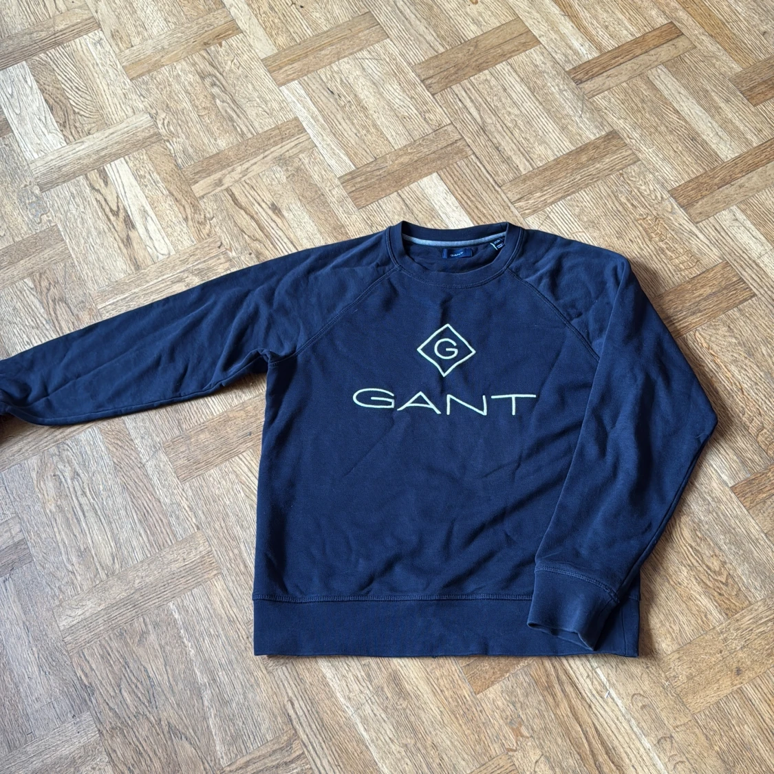 Mörkblå GANT sweatshirt med brodyr