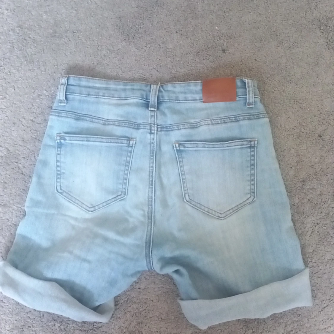 Ljusblå jeansshorts från UNIQ dnm - 1