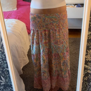 Färgglad långkjol med paisleymönster - Säljer en mönstring långkjol från Marta. Kjolen är One Size, passar perfekt på mig som vanligtvis har S men skulle passa Xs-M skulle jag säga. Kjolen har lite trådar som hänger löst på baksidan ( skriv för bild ) men de e inte så synligt. Köptes för 600, går för halva priset därav defekterna💕