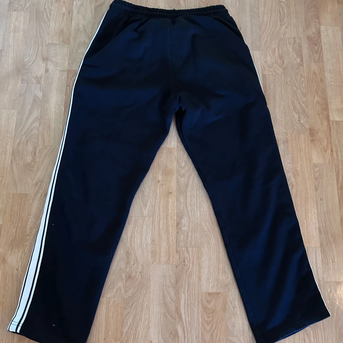 Svarta mjukisbyxor Xside med vita ränder - 1