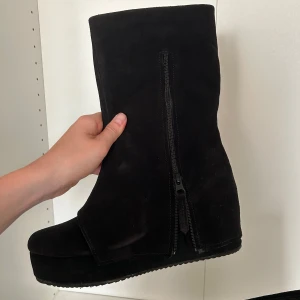 Svarta mocka klackar med nedvikt stil - Svarta mocka klackar, låga och ifylld klack med grepp under för att kunna ha på vinter också. Dem är skräddarsydda i Vietnam och därflr har äkta mocka. Såå snygga med låg höjd. Dem blev dock tyvärr för små då de mätte och sydde precis efter storleken min fot var och glömde utelämna en extra 2cm. Jag har storlek 40 och dessa är 39 skulle jag säga eller mindre. Köpte dem för 2.800.000 vietnamesiska Dong = 1018kr.