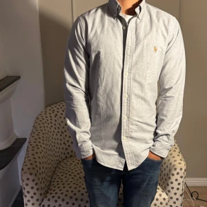 Ralph Lauren skjorta - Ljusgrå Ralph Lauren skjorta i nyskick utan några som helst tecken på användning, storlek S, skriv för minsta lilla fundering!