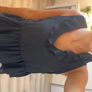 svart topp med spets - Supersöt mörkblå blus från Zara med volanger och spets ❤️pris kan diskuteras 