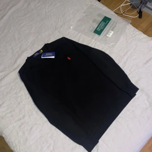 Svart stickad tröja från Polo Ralph Lauren - Hej, Jag säljer en svart stickad tröja från Ralph Lauren i storlek M. Tröjan är helt oanvänd och i ny skick 👍  Hör gärna av dig om du undrar något 😊 