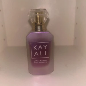 Kayali Vanilla Candy Rock Sugar 42 - Fraktas endast med PostNord 