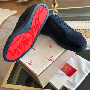Louboutin skor - Hej! Jag säljer nu mina navy blur loubs dom är i jättefint skick endast testade skicket är 9,5/10. Dom har inga defekter eller liknande enda anledningen varför jag säljer dom är att dom inte passa, original tillbehören ingår med skorna, och dom är självklart äkta och köpta på deras hemsida inte så länge sen, priset kan diskuteras, hör av dig vid minska lilla fråga!😄🙌