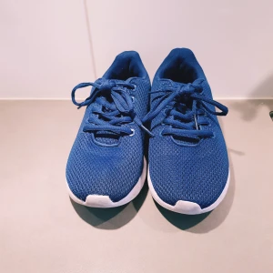 Blå sneakers från Revolution strl 36 - Snygga blå sneakers från Revolution med mesh-ovandel och vita sulor. Skorna har klassisk snörning och en sportig vibe, perfekta för dig som gillar en clean och enkel stil. Lätta och bekväma med rund tå och platt sula.  Helt & fint skick