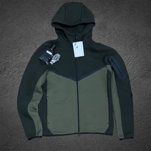 Nike tech 2025 - Hej, jag säljer en ny Nike tech-hoodie som aldrig är använd och fortfarande har etiketter på. Den enda anledningen till att jag säljer den är att jag fick fel storlek så den är lite liten för mig. Detta är en premiumfärg och dessutom svår att få tag på :) Nypriset på denna hoodie är 1499 kr