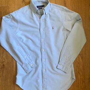 Ralph Lauren skjorta - Mycket skick. Storlek XS. Kom gärna med frågor eller prisförslag! Kolla gärna in mina andra annonser för paketpris osv!