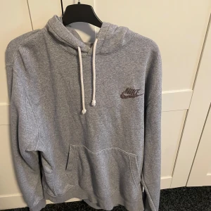 Nike hoodie - Säljer denna Nike hoodien! Väldigt skön och bra material! Kom med bud:)