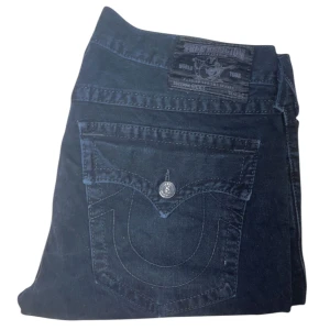 True Religion jeans - True Religion jeans Straight fit. W36 [Ytterbenslängd 112cm] [Innerbenslängd 87cm] [Midja 51cm] [Benöppning 25cm] dem börjar få ett hål i grenen skriv för bild på det 