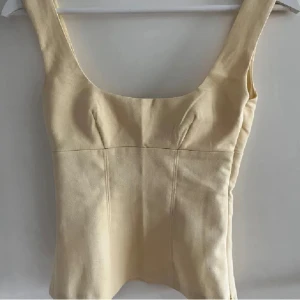Populär h&m tröja - Säljer min gula topp då jag inte använder den💕 inga hål eller synliga fläckar!!!