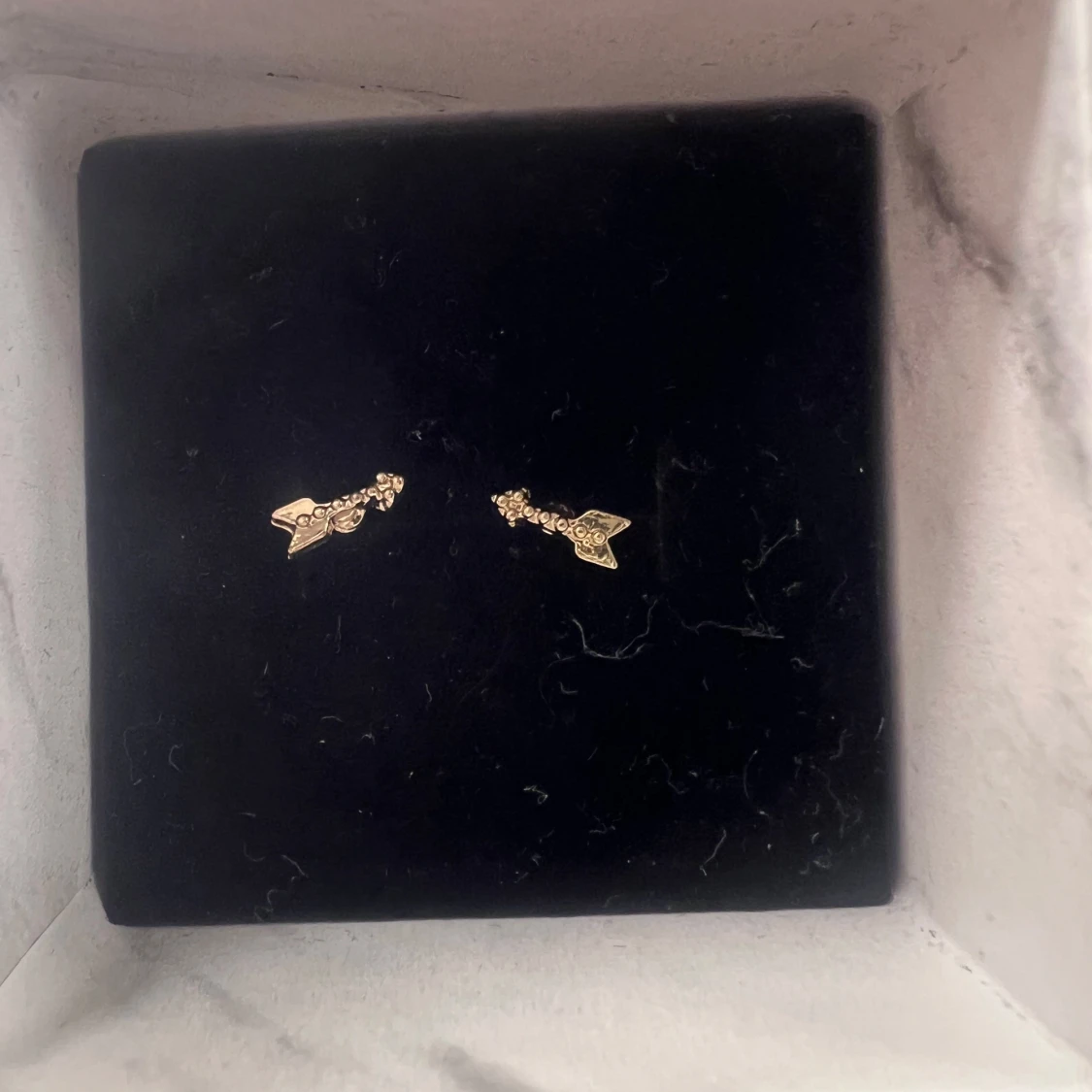 Guldiga pilformade örhängen - 1