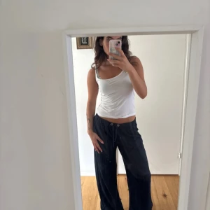 Svarta mjukisbyxor från Scarlette - Svarta mjukisbyxor från Scarlette i storlek L. Byxorna har bred resår i midjan med snörning och en loose, wide passform. Perfekta för chill dagar eller när du vill vara extra bekväm. Materialet är mjukt och följsamt. Passar M också