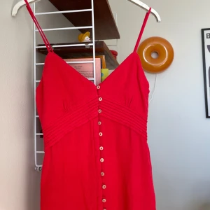 Klänning i linne  - Vacker klänning från Zara i klarröd. Strl XS. Oanvänd med lappar kvar.