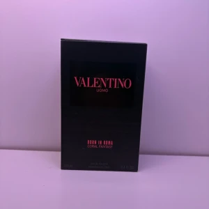 Valentino Uomo Born In Roma Coral Fantasy 100ml - Valentino Uomo Born In Roma Coral Fantasy EdT 100 ml. Flaskan är öppnad för test men är helt full (100ml kvar). En väldigt god manlig doft som passar perfekt när som helst. Kvitto finns fråga gärna efter det vid intresse (digitalt kvitto beställd parfym).