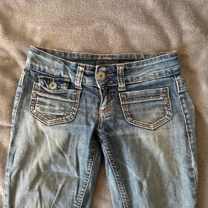 Only jeans - Jätte fina only jeans som är u bra skick förutom att de har slitningar/små hål på baksidan. Man kan säkert fixa de om man inte vill ha de. Står storlek w32 l34 och skulle säga att det typ är xs💕
